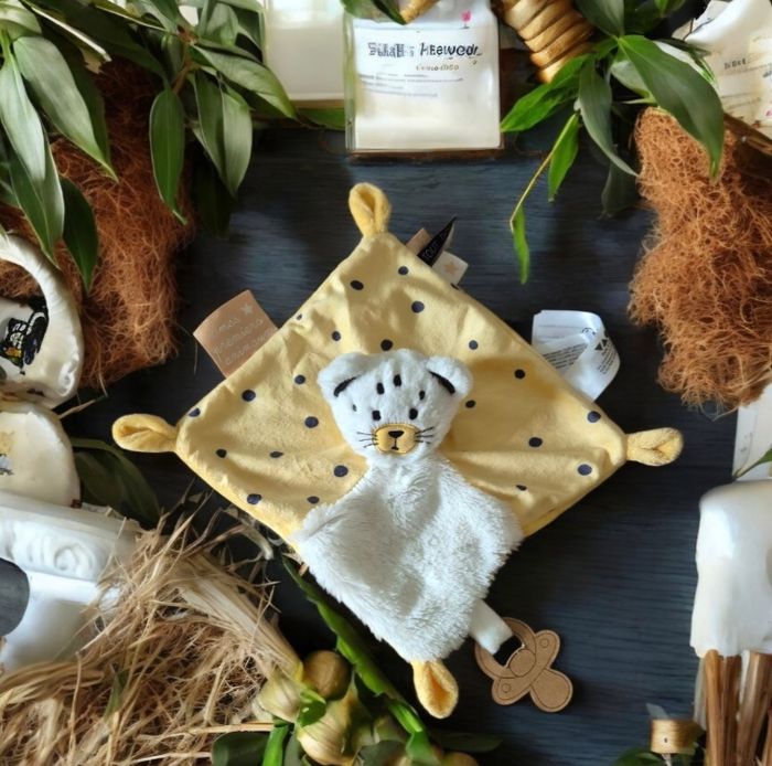 Doudou tigre blanc jaune tout doux avec tâches noires tape à l'œil TAO