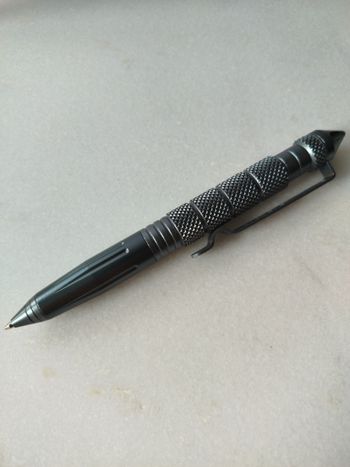 Stylo gris titanium avec embout brise-vitre