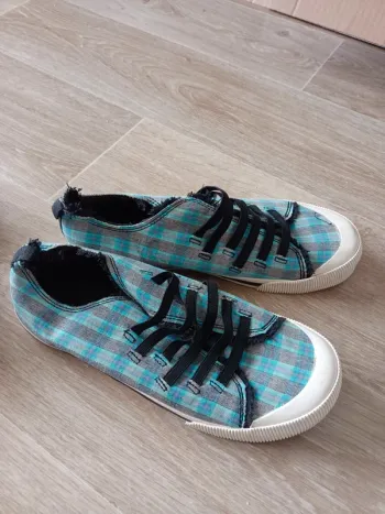 Chaussures tennis neuves 38 ou 39
n