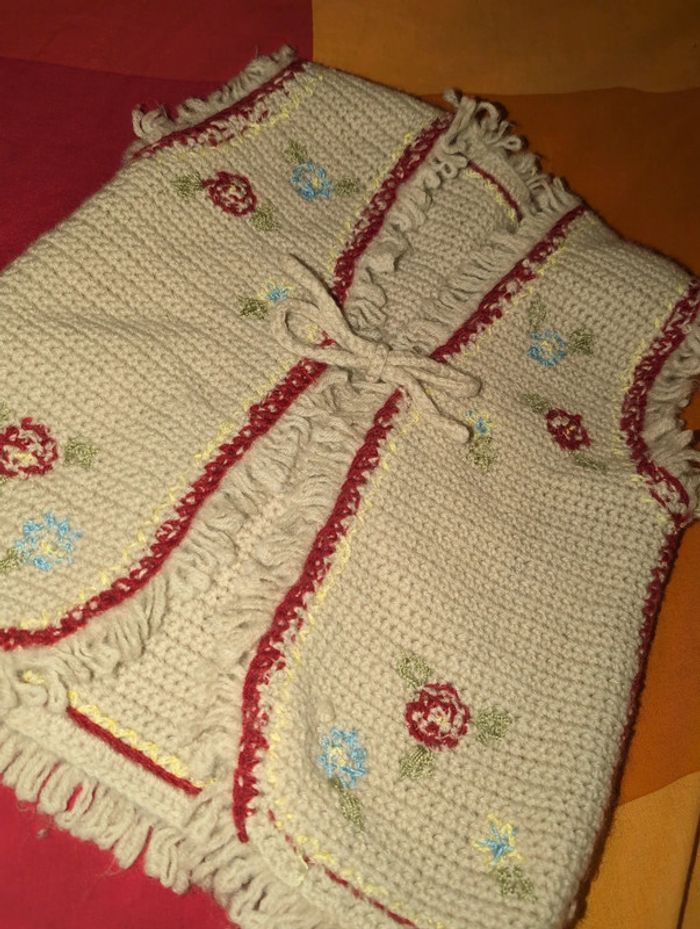 Bolero brodé laine a beige rouge fleurs - photo numéro 3