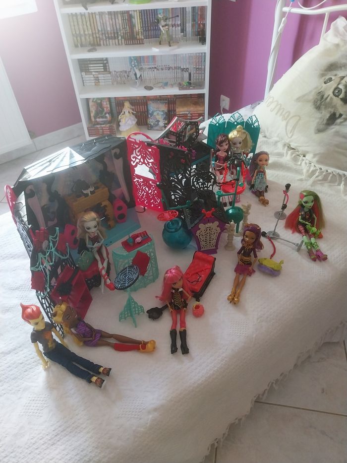 Très gros lot de Monster High 9 Poupées G1 Mobilier Accessoires Lagoona Clawdeen Draculaura Vénus Howleen Crypte Creepers Mattel