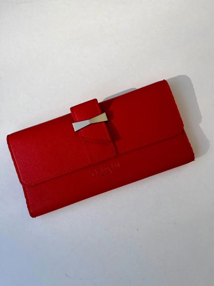 Portefeuille rouge avec noeud papillon argenté