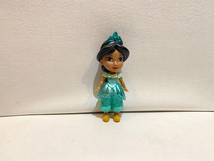 Mini poupée jasmine aladdin Disney