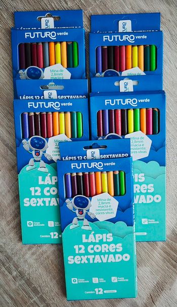 Set de 5 boites de crayons de couleur Hexagonaux "futuro verde" - 12 Couleurs