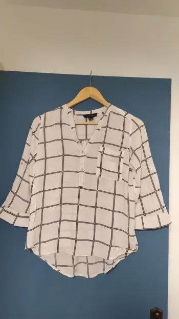 Chemise blanche à carreaux