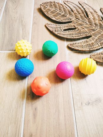 👋Jeu sensoriel  - Lot de 6 balles sensorielles multicolores en plastique -marque Oxybul - 