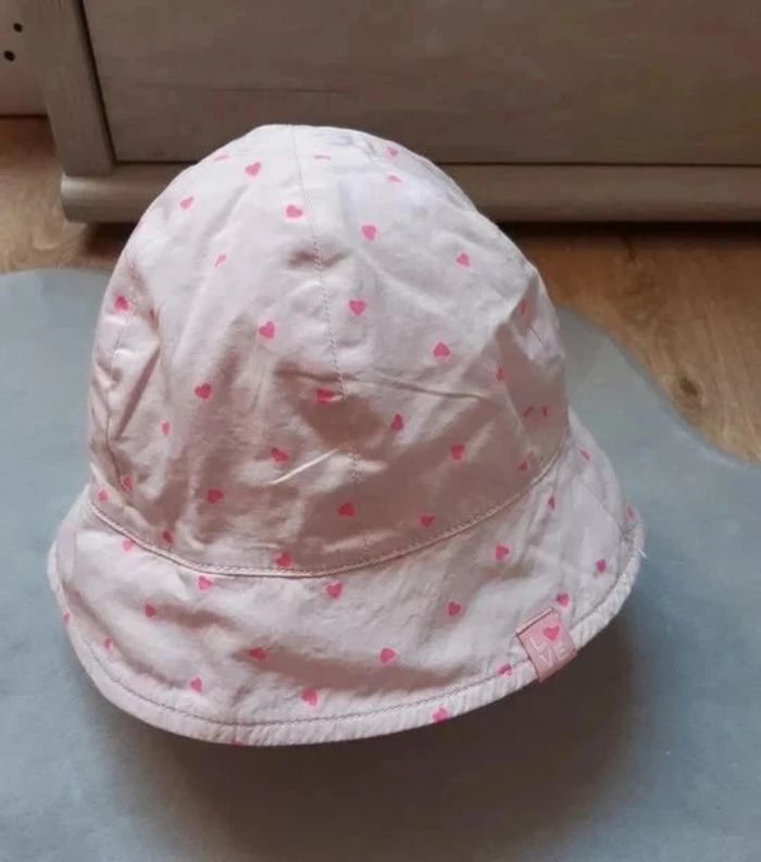 chapeau type "bob"rose à coeur marque H&M Taille 4/6 ans (110/116 cm) neuf jamais porté