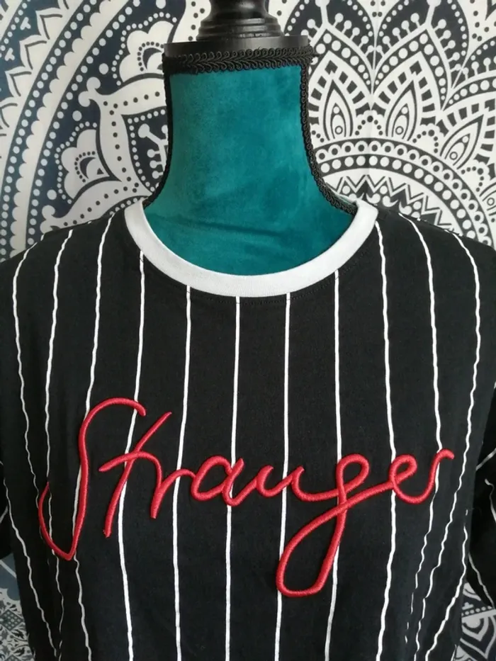 Tee-shirt crop top noir à rayures blanches avec broderie rouge / fb sister / (S) - photo numéro 3