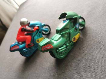 Lot de 2 moto jouets Evergreen bleu et vert