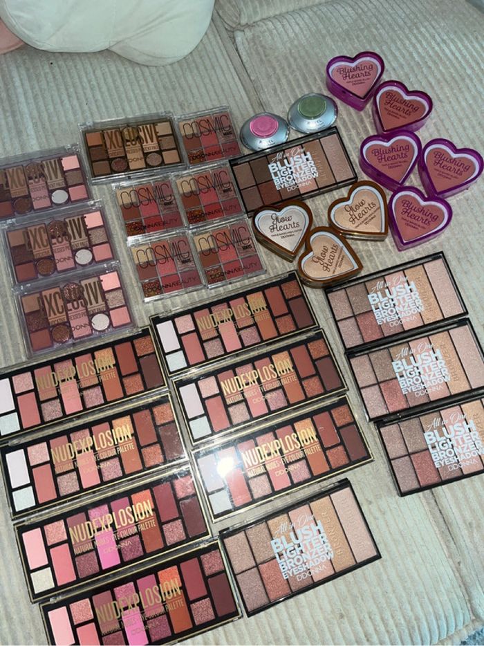 Lot de 31 pièces de maquillage neuf