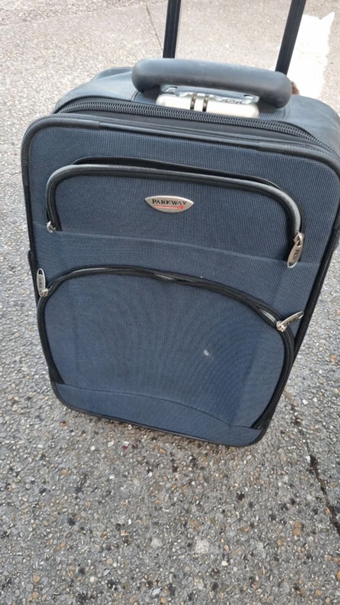 Valise à roulettes bleu à code sécurité et soufflet en plus - photo numéro 2