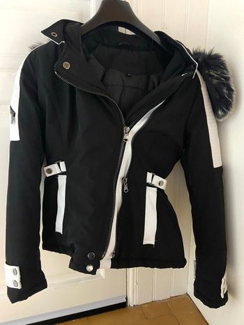 Super blouson avec capuche couleur noir blanc taille m bon état