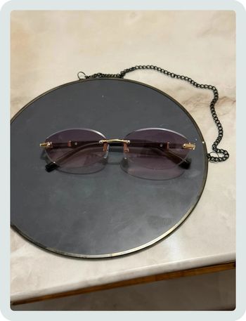 Lunette de soleil ovale violette