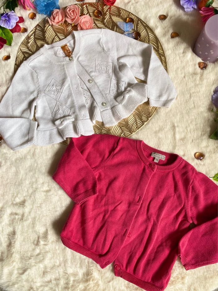 🩷🤍Lot 2 gilets bébé fille 12 mois – Orchestra blanc pailleté & Grain de Blé fuchsia TBE🩷🤍