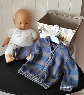 Gilet zippé à capuche bébé garçon 6 mois – bleu/gris rayé