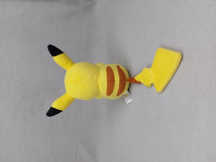 Peluche doudou PIKACHU POKEMON TOMY 2017 Nintendo 22 cm - photo numéro 3
