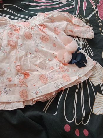 Haut  bébé. Et vêtements bébé fille de naissance jusqu'à 10 mois.