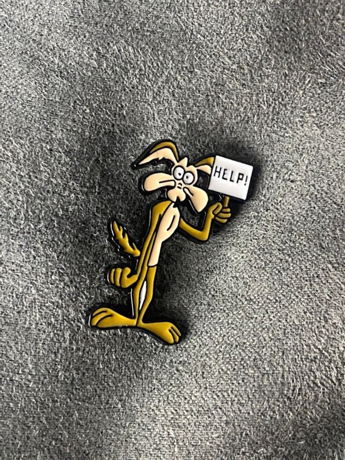 Pins coyote