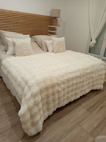 Plaid doux effet fausse fourrure blanc cassé crème 150 x 200 cm neuf