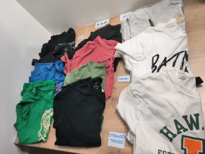 Lot t-shirts manches courtes 7 pièces  9-10 ans