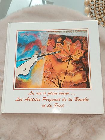 Livre d'artistes peignant de la bouche et du pied🧡