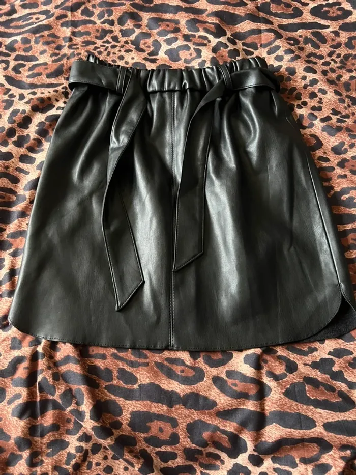 Jolie jupe similicuir noir avec ceinture à nouer