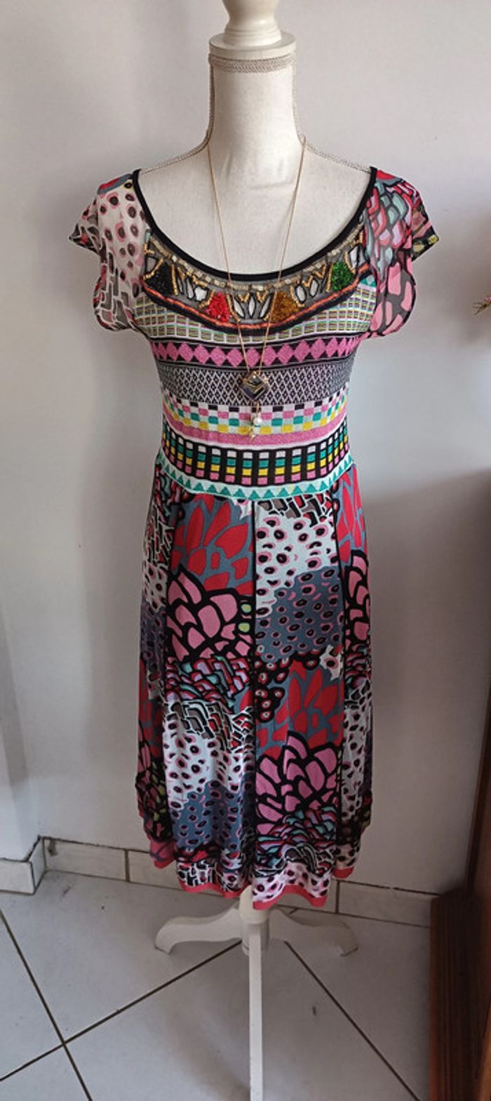 Jolie robe colorée avec perles brodées - photo numéro 5