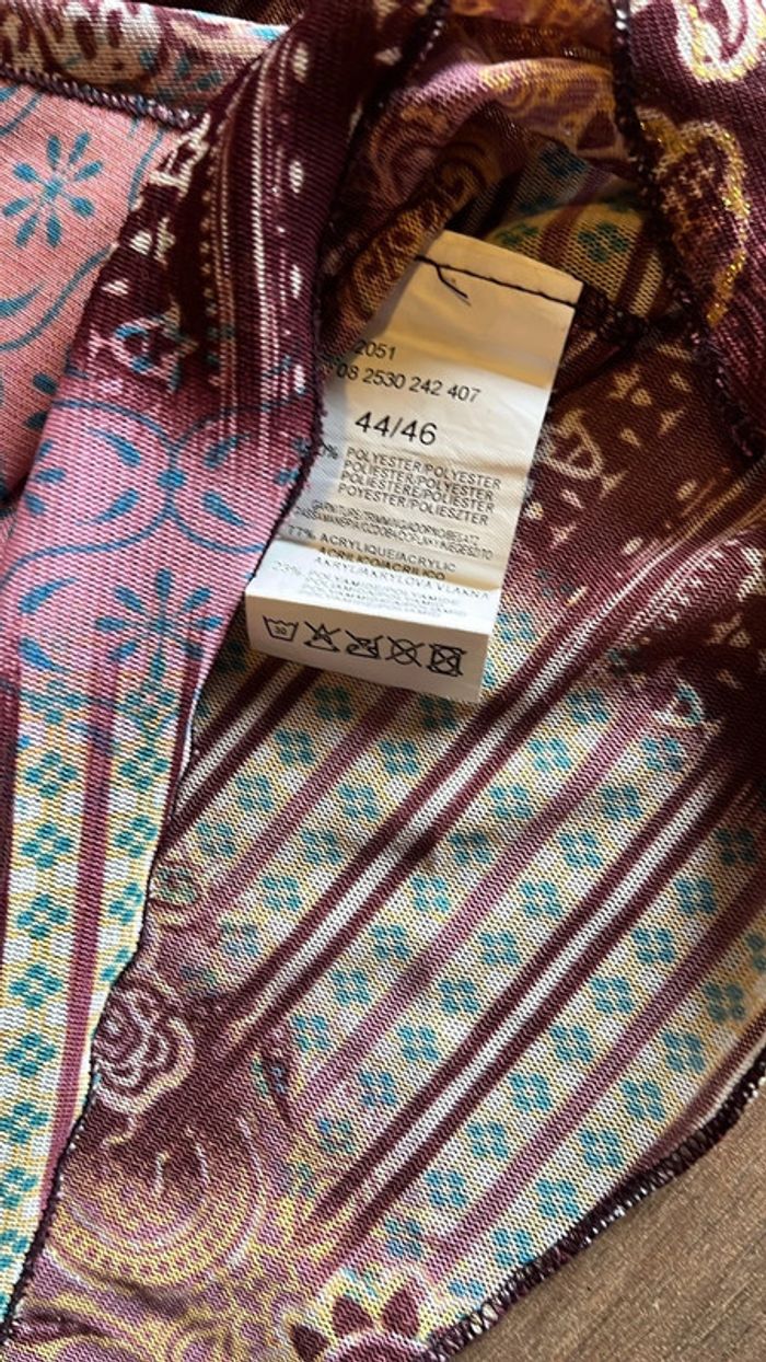 Je vend un haut léger un peut transparent femme taille 44/46 très bon état - photo numéro 3