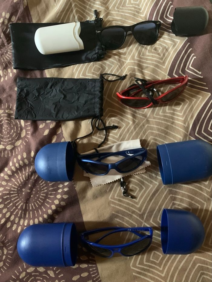 4 paires de lunette de soleil avec étuis ou cordon tres bonne état