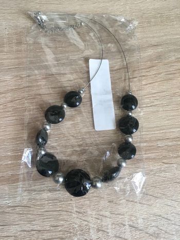 Collier perles noires et argentées
