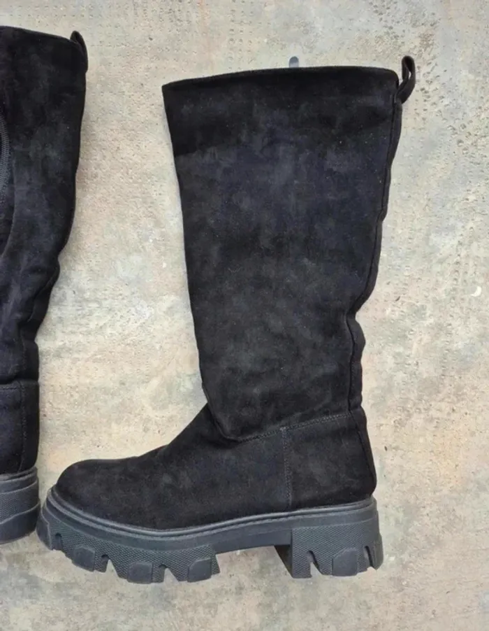 Bottes longues noir en suédine avec talon à semelles crantées - photo numéro 9