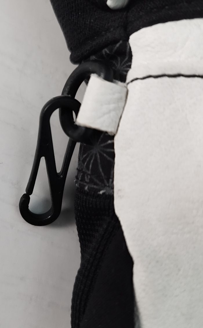 Paire de gants noire et blanche - photo numéro 5