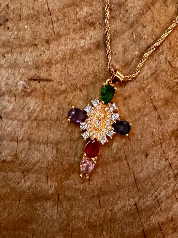Collier acier inoxydable or croix cristaux couleurs et blanc vierge gravée au centre habaha paris - photo numéro 9