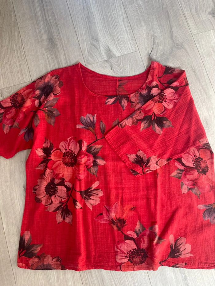 Très jolie blouse rouge à fleurs - photo numéro 2