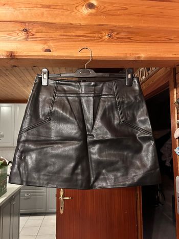 Mini jupe en similicuir noire H&M