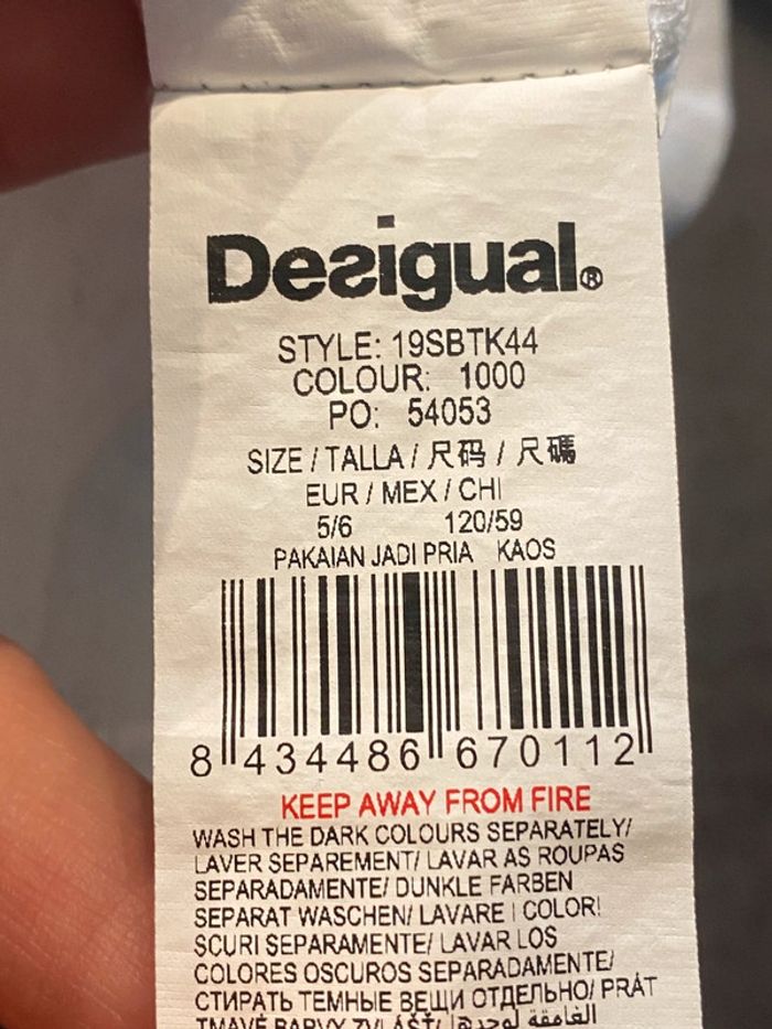T-shirt Avengers Desigual taille 5/6 ans - photo numéro 4