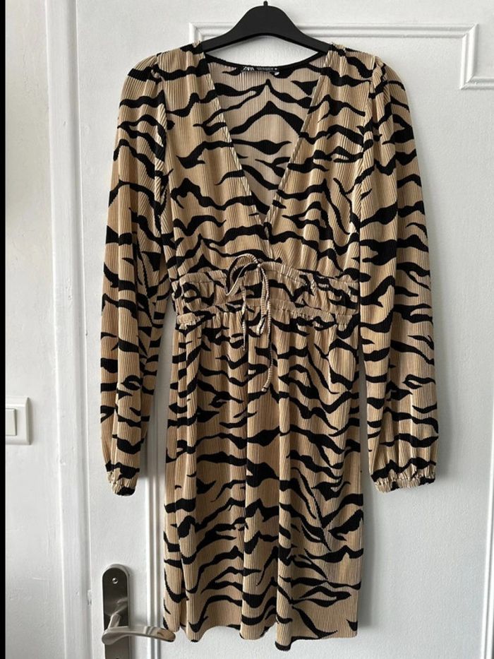 Robe courte manches longues imprimé zébré beige noir taille S ZARA - photo numéro 2