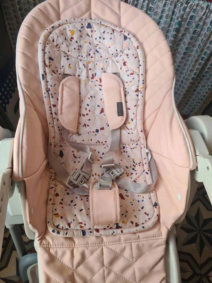 Chaise haute kinderkraft rose + 2 plateau et carton d'origine