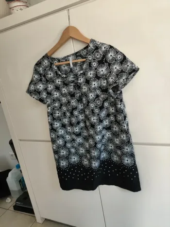 Blouse noire à motifs floraux – Taille 40 – Très bon état