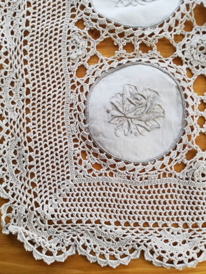 Lot de 2 Napperons crochet et broderie - photo numéro 2