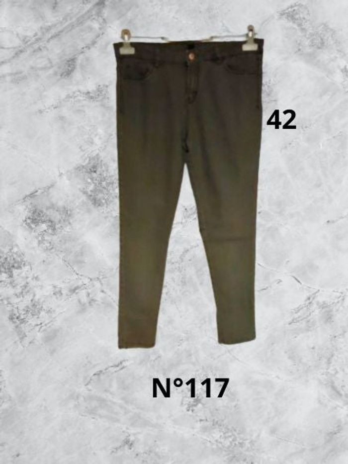 N°117 Jean gris T42. B.A.Basic. Taille basse, coupe droite. Abimé au niveau d'un passant.