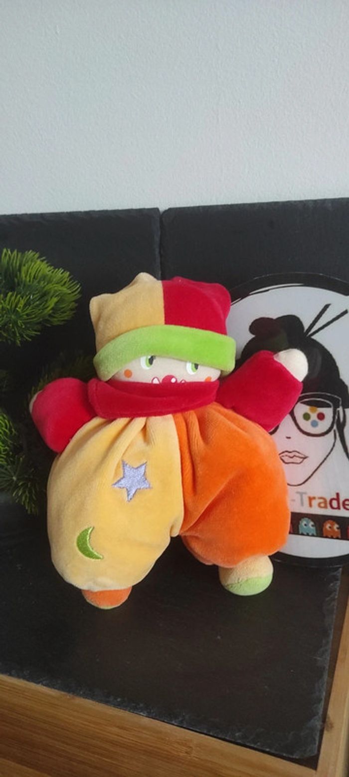 Doudou Clown orange jaune étoile lune Corolle 20 cm rouge bandana vert violet