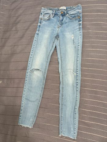 Beau jean skinny légèrement destroy bleu clair stradivarius 36