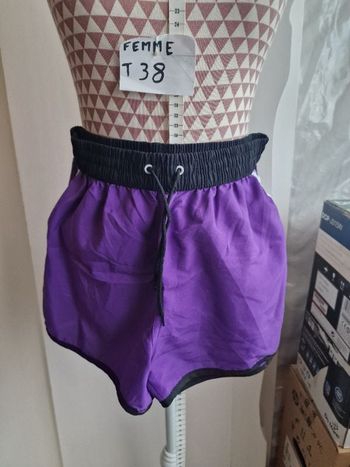 Short, violet, en polyamide, en très très bon état, longueur 31cm