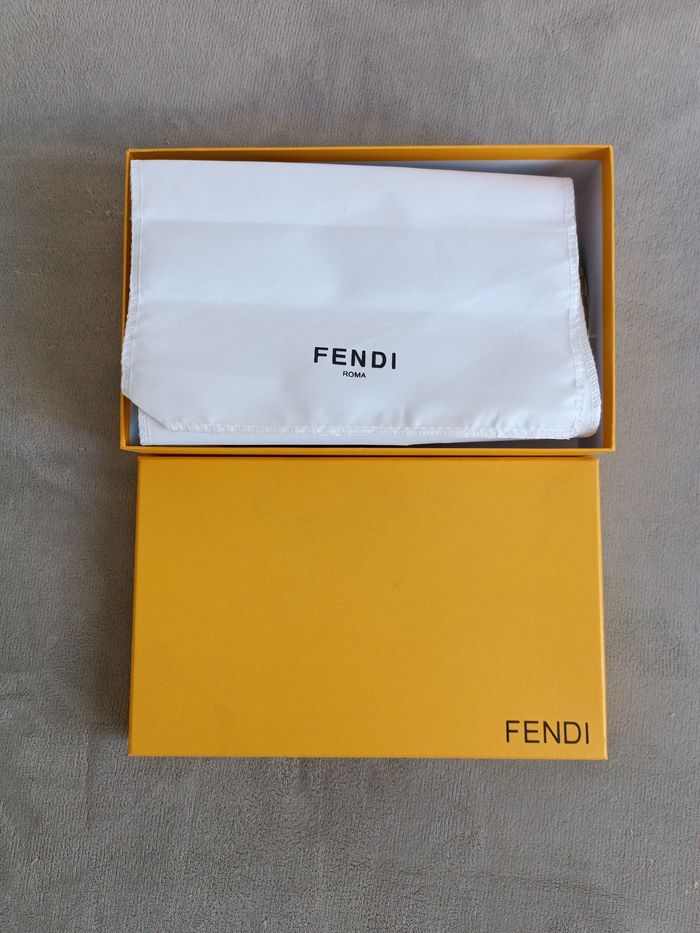 Casquette Fendi doré - photo numéro 2