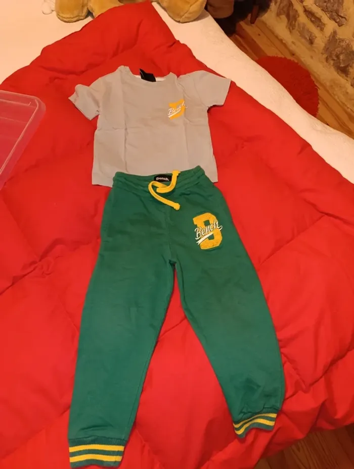 Ensemble jogging et tee shirt Bench. Taille 3 ans