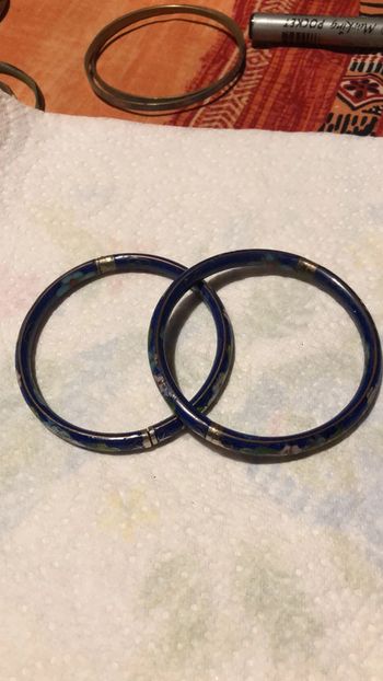 Lot de deux bracelets cloisonnés marine et fleuris