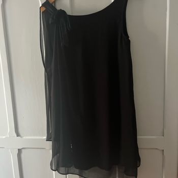 Robe noire à bretelles