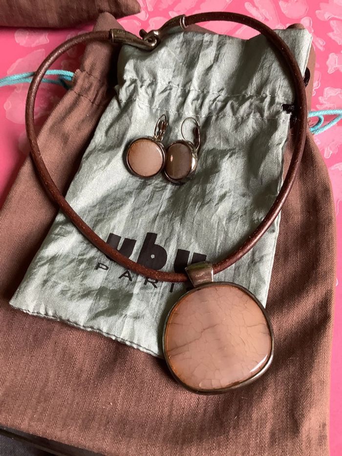 Parure collier et boucles d’oreilles dormeuses pâte de verre cuir et étain