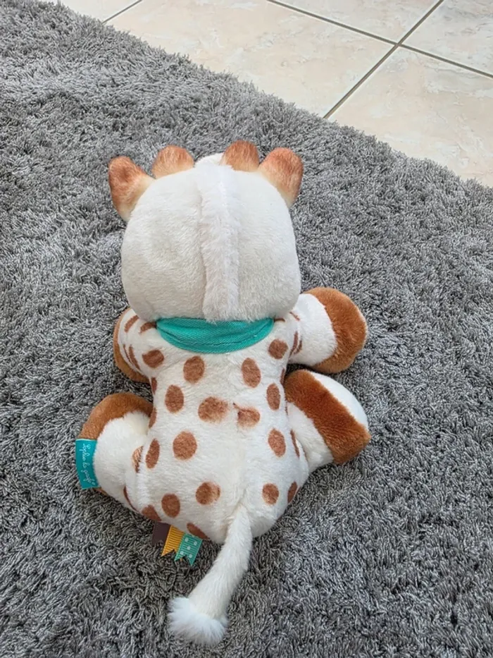Peluche musicale Sophie la Girafe 20 cm - photo numéro 3